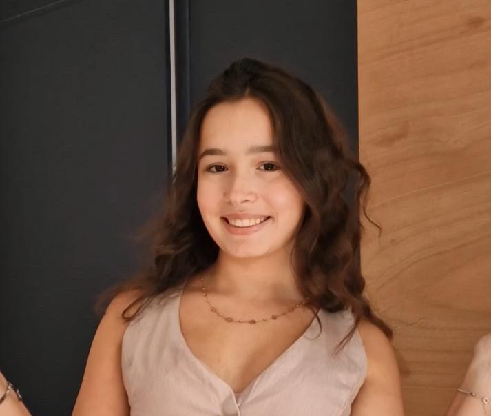 Léna, a fashion influencer inspiring and connecting teenage fashion lovers with creative outfits, style tips, and trend insights on Instagram.